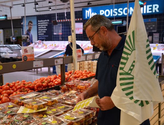 Action syndicale - La tomate marocaine « autocollée »